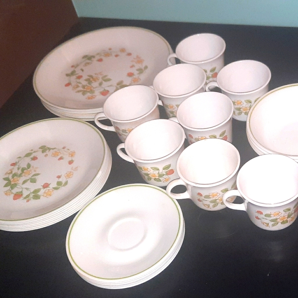 Correlle Vintage "Strawberry Sundae" dishes